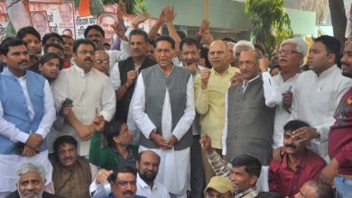 Photo of Shri Subhash Chopra pledges  oath to the Congress workers to Save the Constitution.