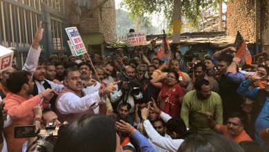 Photo of Tarun chugh, Vijender Gupta, Rajesh Bhatia, Manish Singh along with senior BJP leaders stage strong demonstration against Kejriwal government