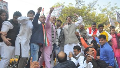 Photo of Thousandsof Congress workers and those from unauthorized colonies, under the leadershipof Delhi Pradesh Congress Committee president Shri Subhash Chopra, gherao theoffice of Union Urban Development Minister Hareep Puri at Nirman Bhawan,seeking deletion of Section 7A from the Gazette notification