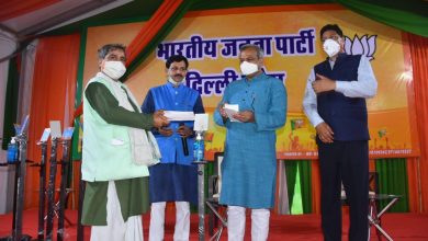 Photo of Delhi BJP President Adesh Gupta gave financial assistance to the priests today and distributed sanitizers with the stand for installation in temples